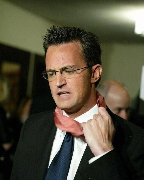 原创39岁苏醒悲痛发文悼念偶像!巨星马修在家中不幸溺亡,享年54岁_哀