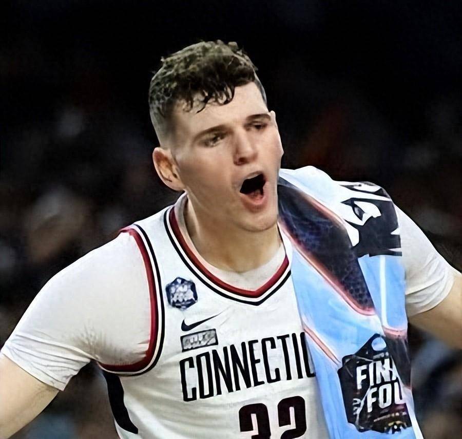 康涅狄格哈士奇队新晋天才,重新登顶!_多诺万·克林根_进攻_比赛