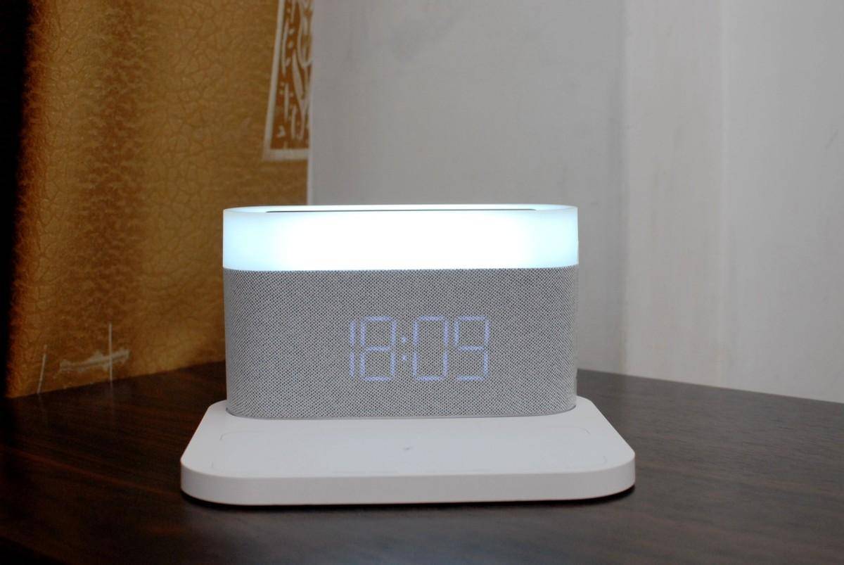 礼物分享：VFZ无线充电台灯，闹钟+时钟+无线充，好看好用又实用