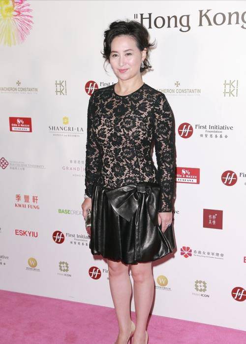 何超琼回到港庆生身边,现年61岁的他,身材丰满,身材显赫,减龄,发脾气