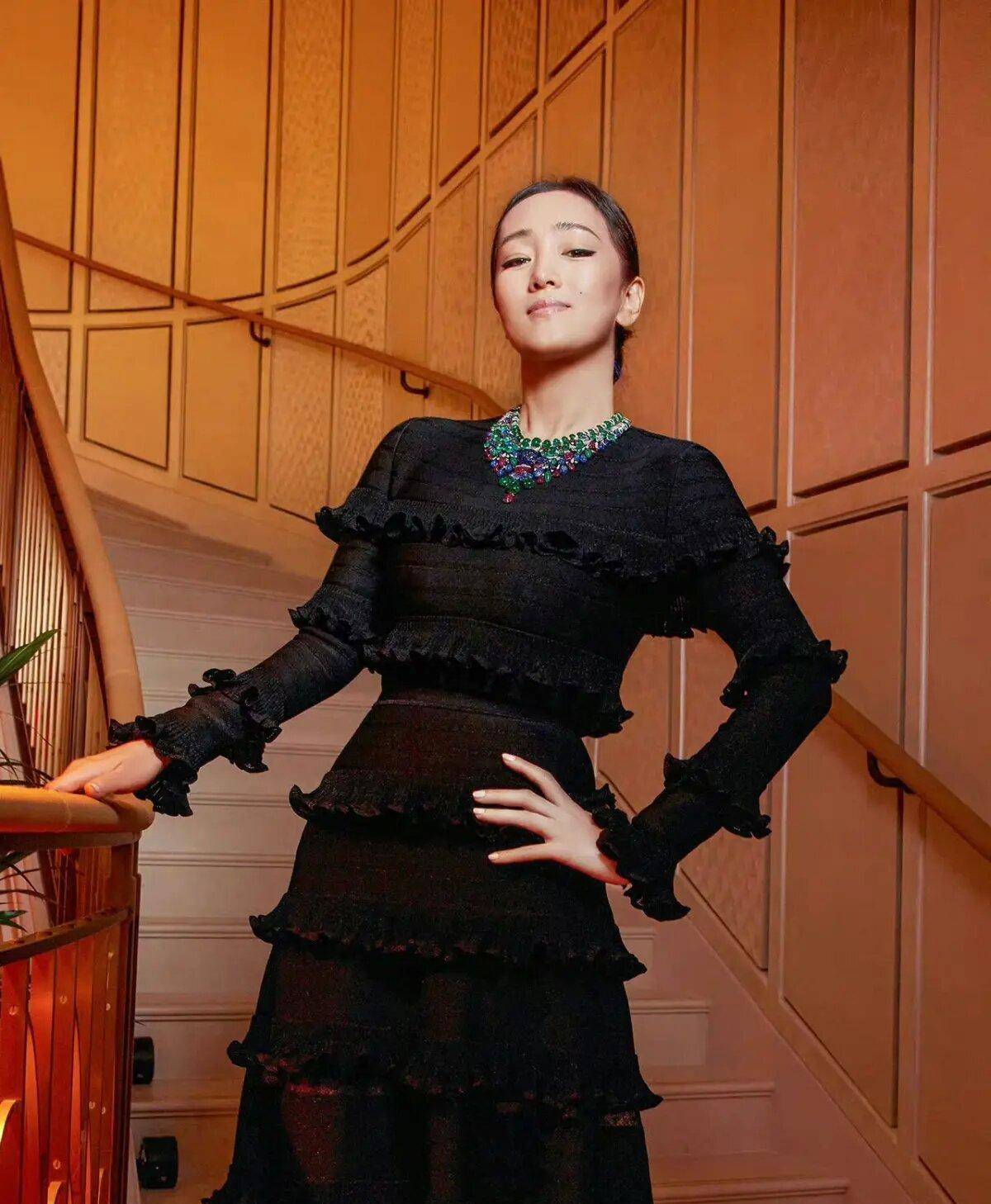 巩俐年纪越大,越有魅力,一袭黑色蕾丝裙展现魔鬼身材,自信如真美