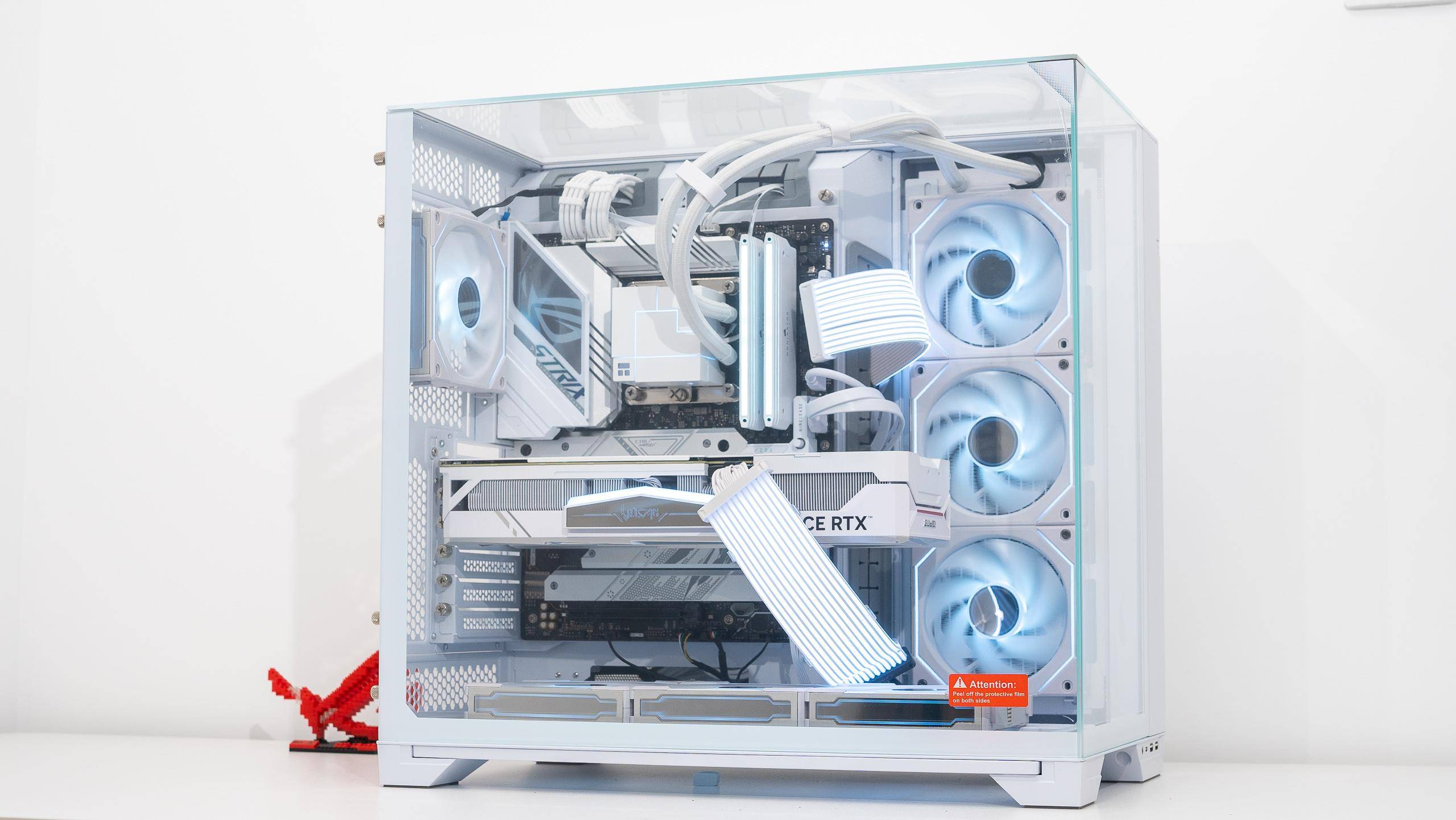 海景房电脑天花板:联力 vision 机箱,华硕吹雪s主板,七彩虹白火神装机