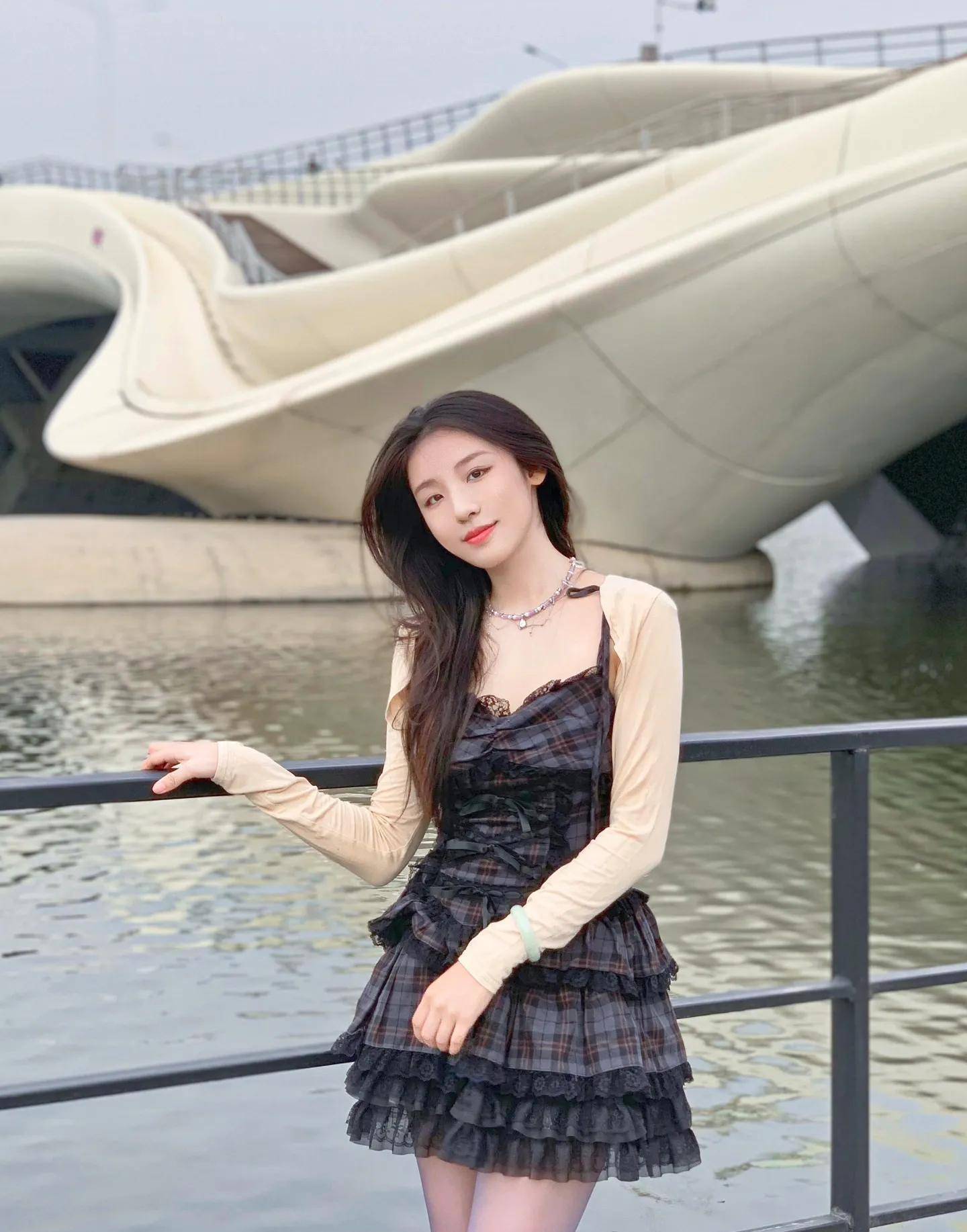 蕾丝裙 浅蓝丝袜,20岁女生好有活力_时尚_挑战_女性