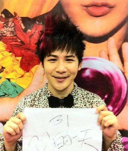 从崔健到易中天,大张伟都模仿的惟妙惟俏,更是和白凯南,沈凌等人组成