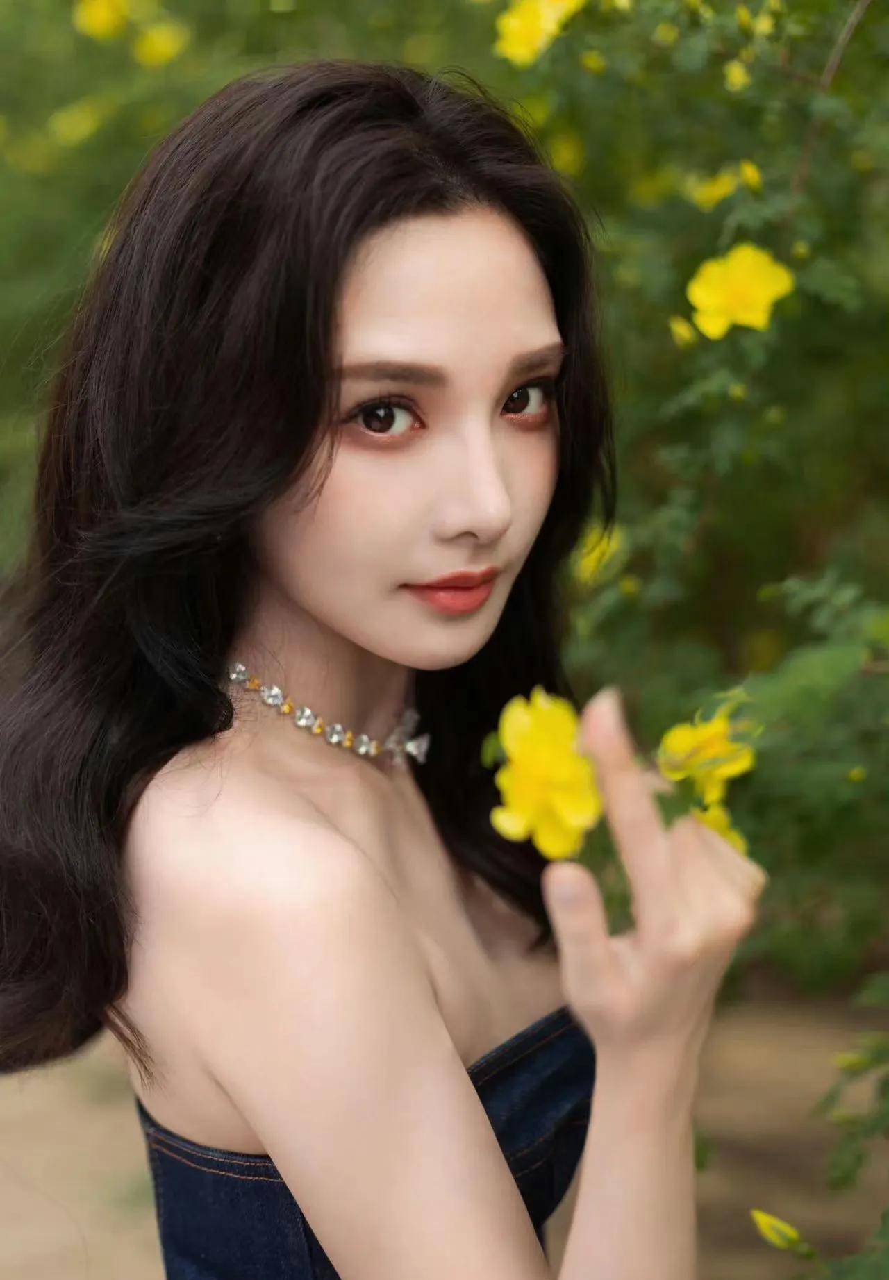 彭小苒秀踏春美照身穿牛仔抹胸裙,皮肤白如雪,身材丰满性感_作品_森林