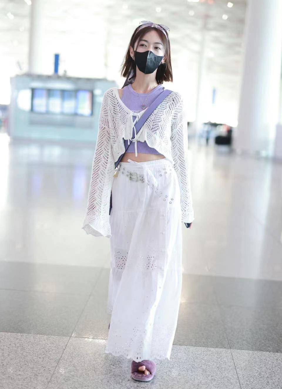 吴谨言身穿镂空喇叭袖上衣搭配刺绣蕾丝裙,甜美优雅_时尚_裙子_身材