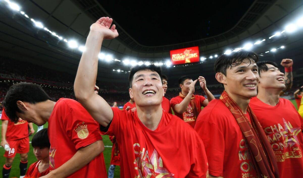 上港弃亚冠原因找到,吕文君实话实说,保冠军球迷不满_海港_上海_中超