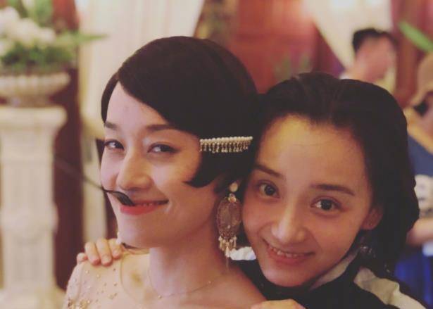 马伊琍晒照,靠在男生肩膀吃蛋糕不避嫌,小18岁绯闻男友也在场_高伟光