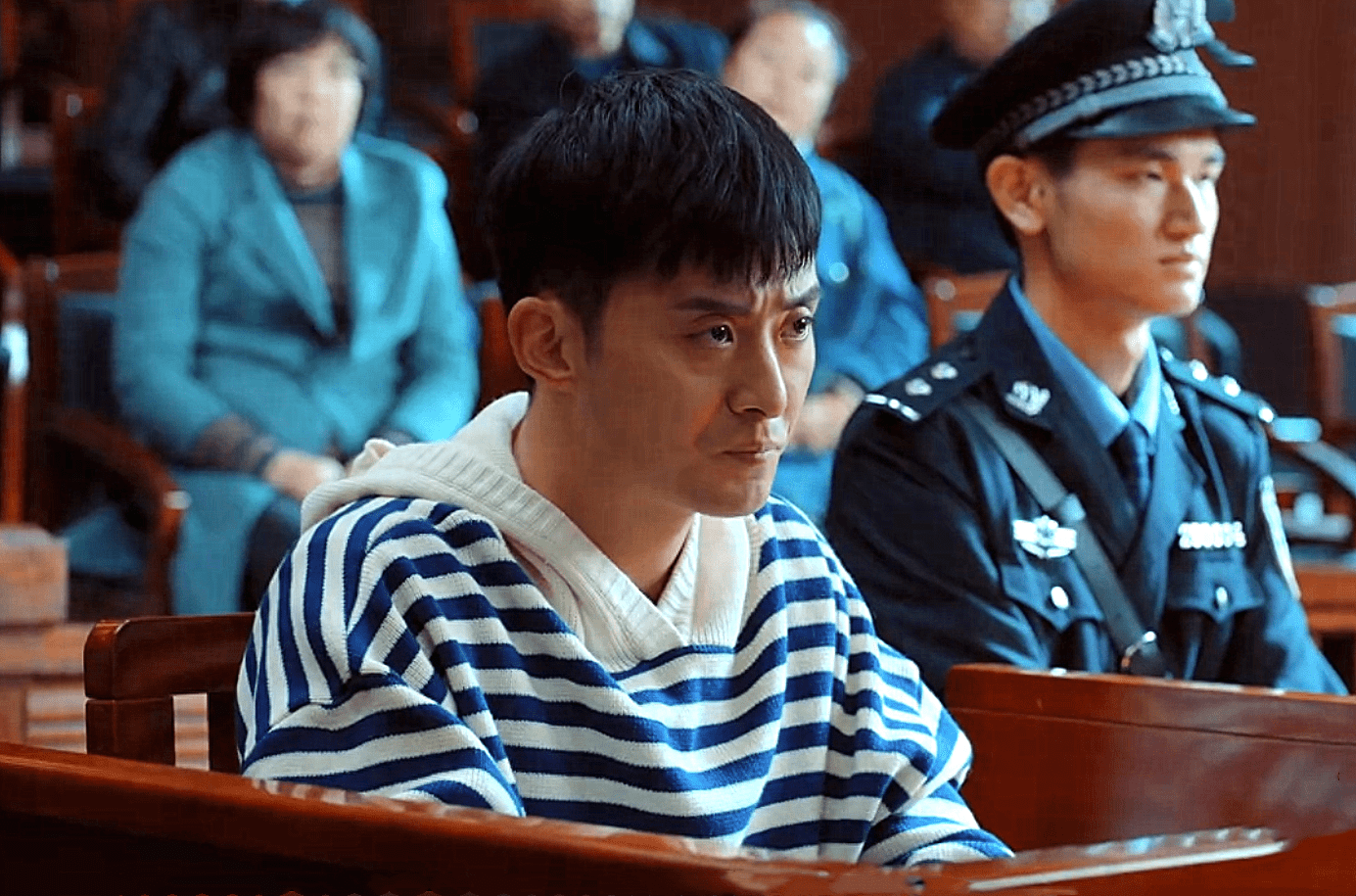 八人,分别是船长何守义,潜水爱好者裘仁,一对求子的夫妻刘凯与齐文静