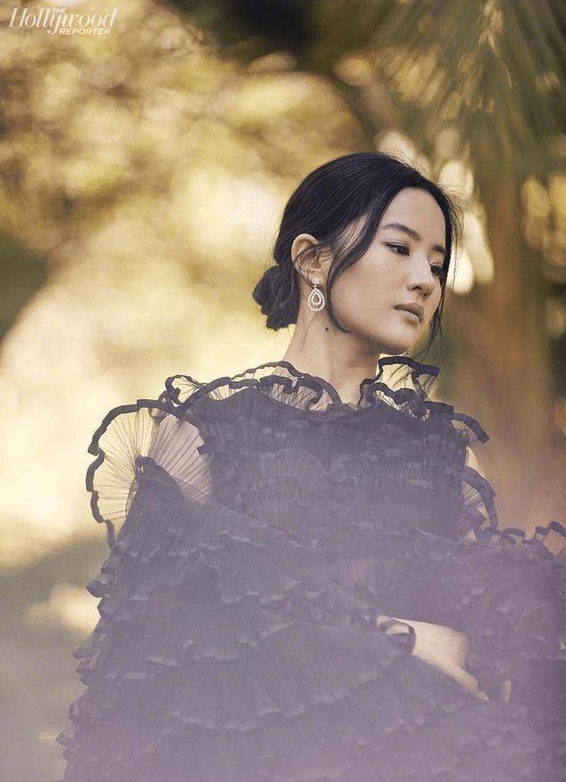 路人抓拍下的刘亦菲,竟然比国外杂志封面还美!粉丝:太不上镜!