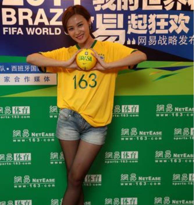 "烂大街"牛仔裤搭配黑丝袜,叶一茜再次刷新美感!_时尚_气质_女孩