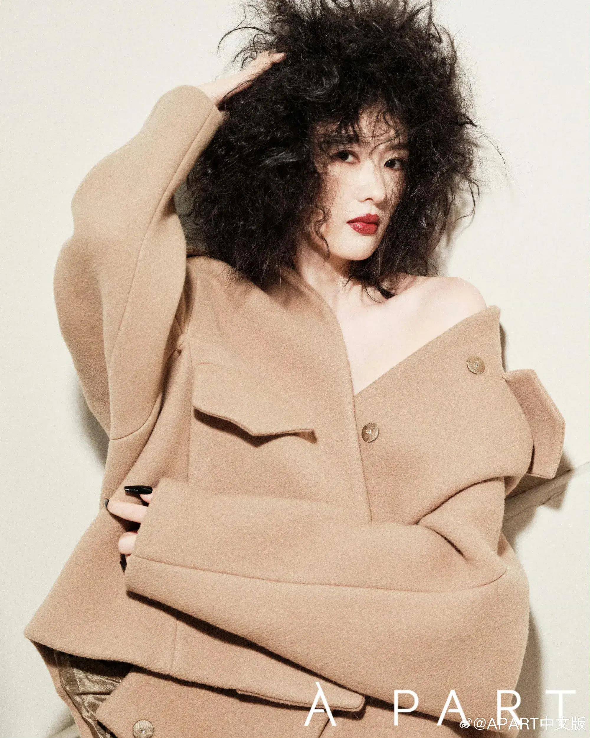 童瑶天台时尚大片 爆炸头造型张扬个性 穿绿裙大秀美腿 霸气又性感