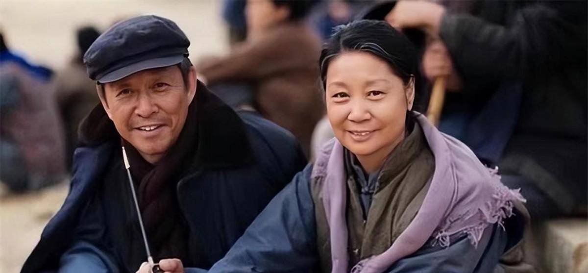 "戏精导演"王永泉:与初恋妻子双向奔赴39年,带着儿子一起拍戏_孙小