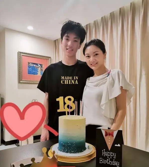 张艺谋小31岁娇妻晒照庆生!