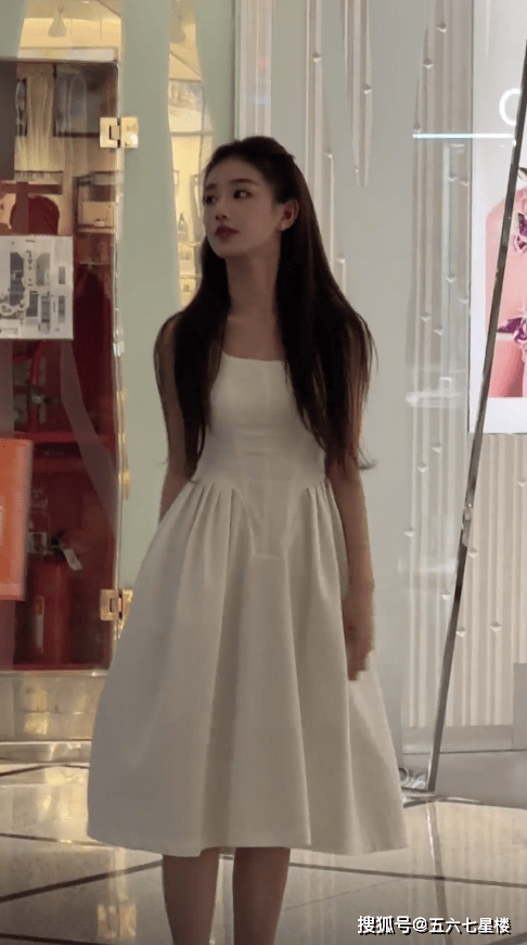 在黄玉瑶的抖音主页,我们可以看到她发布的作品种类