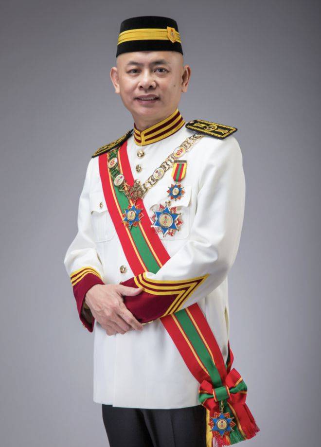拿督斯里是印尼,马来西亚州封衔中的最高封衔,此封衔比拿督高级和联邦