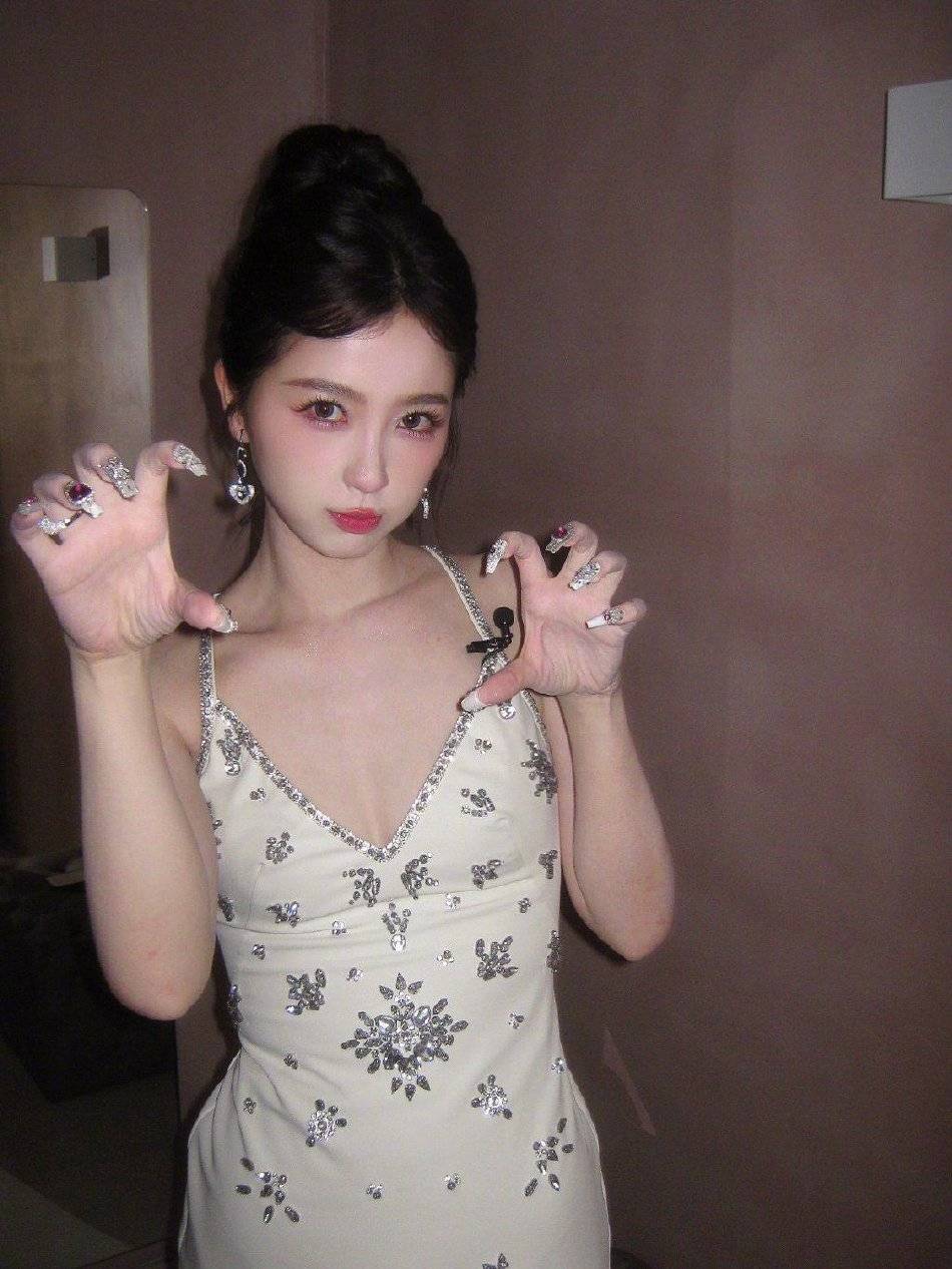 虞书欣穿深v钻石吊带裙甜美性感俱全!