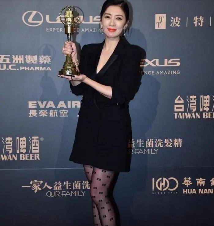 论不服老只服贾静雯,黑色字母丝袜搭配修身西服大秀制服风采!