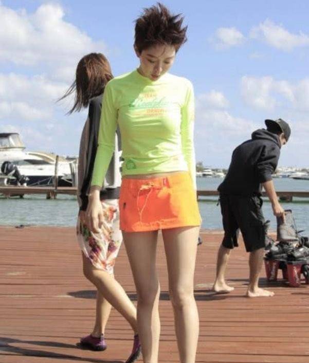 "大橙子"牛仔短裤搭配紧身上衣,姜妍秀出完美事业线!