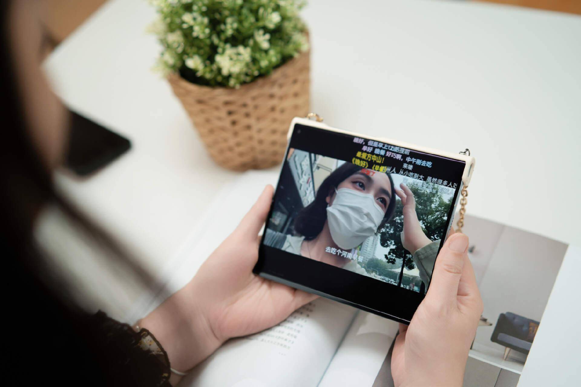 超越直板机的轻薄手感,装上配件变身斜挎包!