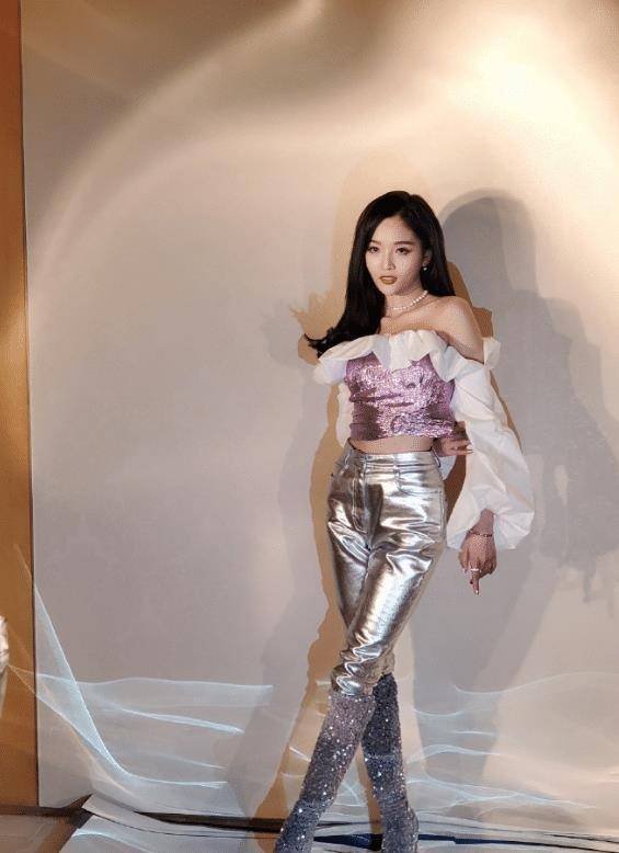 吴宣仪的"学姐装"火了,穿泰国校服扎马尾,少女感十足_黑色_造型_漂亮