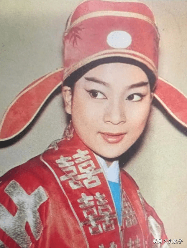 芝兰玉树的翩翩少年郎,惹得无数怀春少女为她痴狂不已;而她的女装扮相