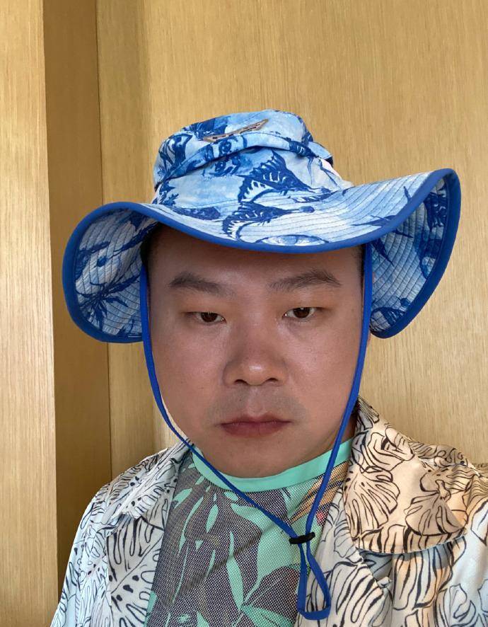 以及分享的照片;刚看了岳云鹏的微博和评论,笑得我肚子疼,我放下杯子