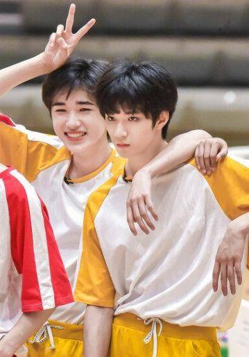 宋亚轩深夜和刘耀文吃火锅,看到刘耀文的帽子,粉丝诧异了_照片_舞台