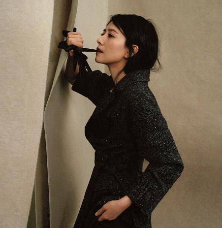 高圆圆近况复出拍大片,首封露香肩,黑纱遮面超魅惑._气质_时尚_感觉