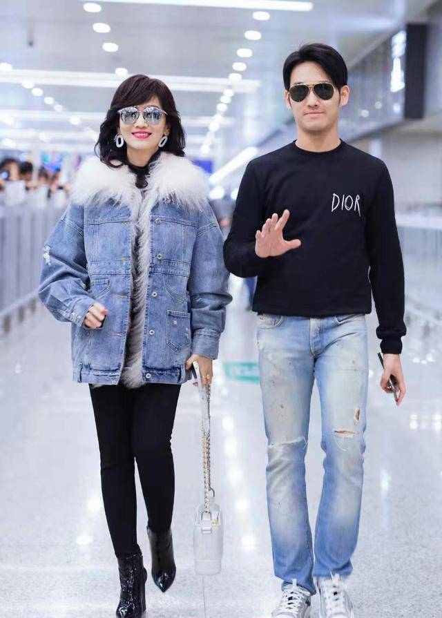 赵雅芝携小儿子走机场,穿牛仔外套秀美腿好显年轻,不像两代人_夹克