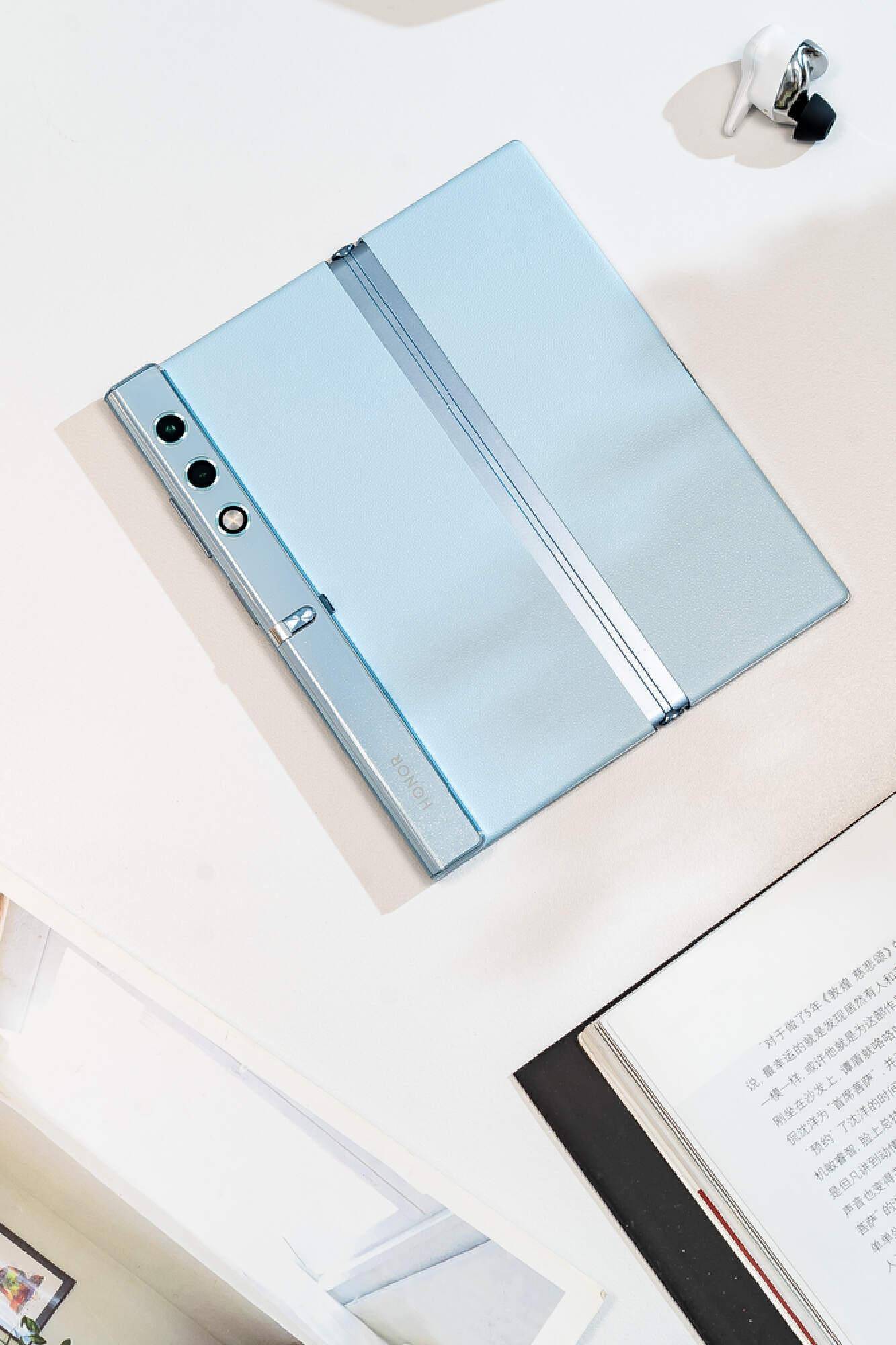 超越直板机的轻薄手感,装上配件变身斜挎包!