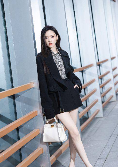 程潇尝试了大胆的黑灰色,短裤秀出了她的大长腿,网友纷纷表示她太美了