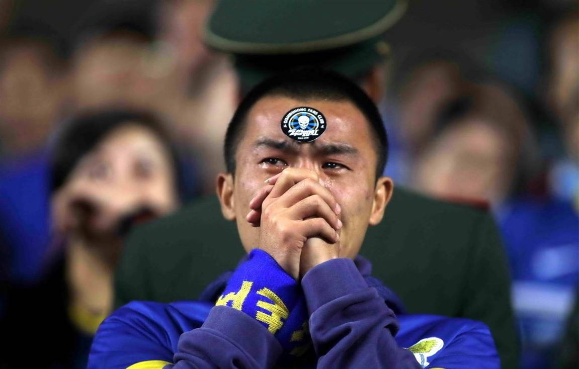 9年前今天大连阿尔滨中超降级 美女球迷落泪!