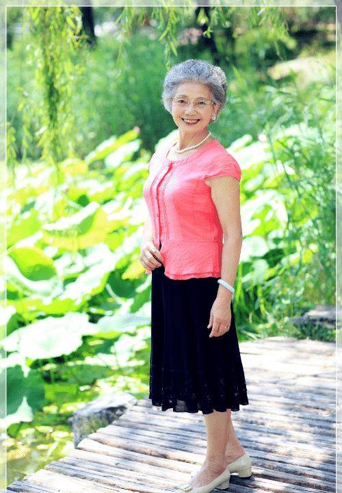 这是我见过最得体的奶奶:裙要过膝,发微卷不乱,优雅而知性_盛瑞玲