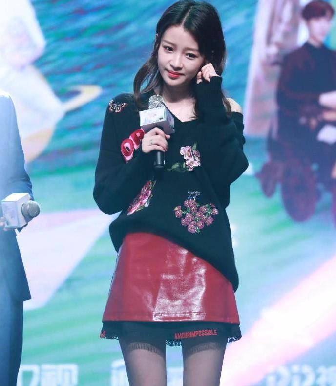 黑色裤袜,红色皮裙的孙怡终于突破另一个维度,瞬间变身摩登女郎!