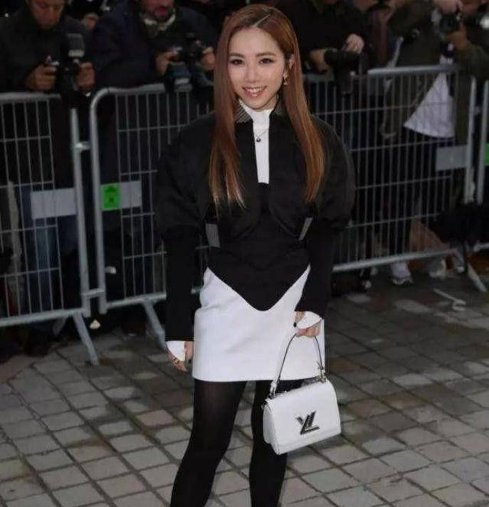 更令人印象深刻的是下面看到邓紫棋.邓紫棋穿着黑袜子.