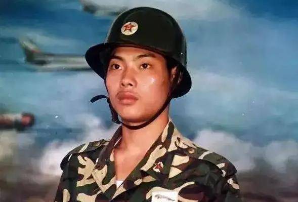 中国机长原型刘传健:34分钟紧急迫降救128人,亲历者含泪感谢_玻璃