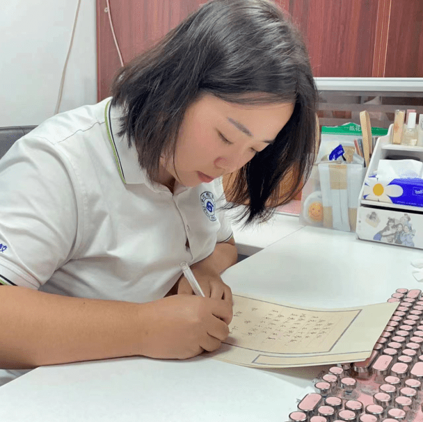 馨以饱满的热情,挺拔的姿态恣肆字间桃李03粉笔字赛场一方黑板展格物