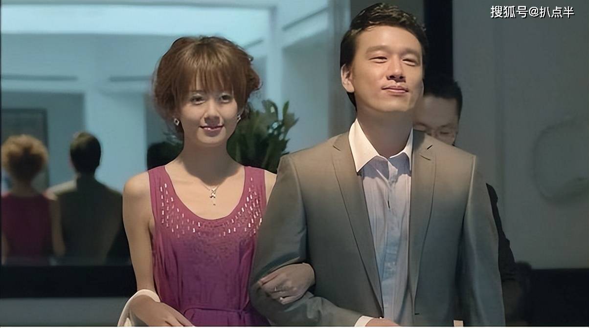 那之后张子萱的资源不断,直到2014年遇到已经结婚了的男演员陈赫,两人