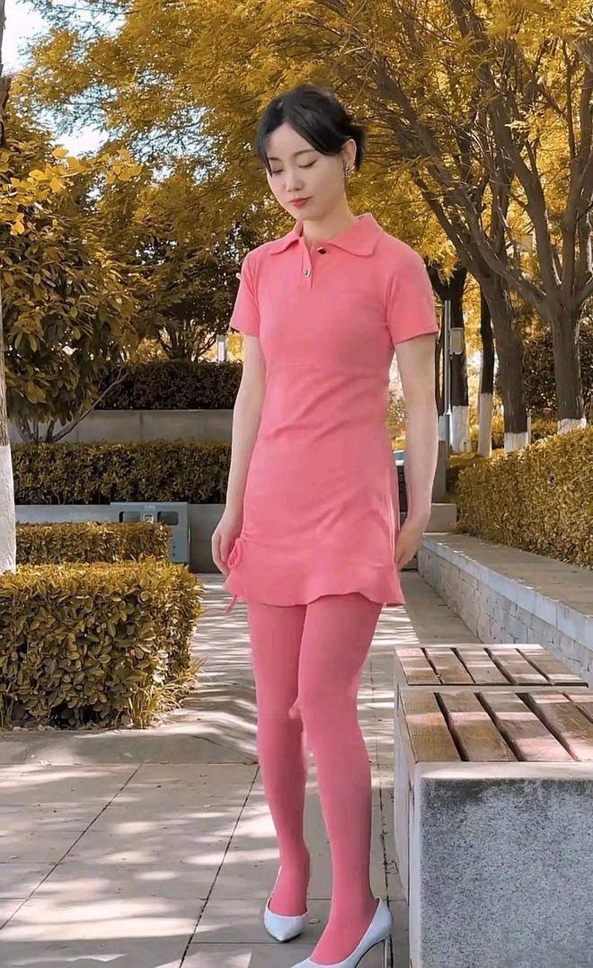 白色紧身裤 粉红色图片