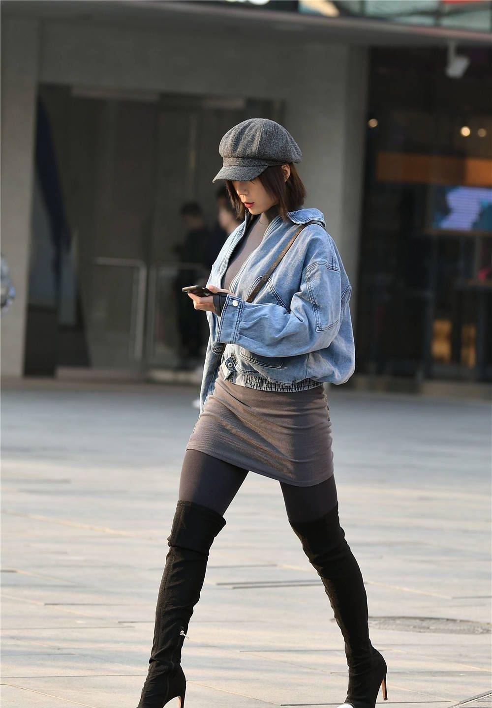 紧身牛仔裤配靴子是很多美女都喜欢的暖冬造型