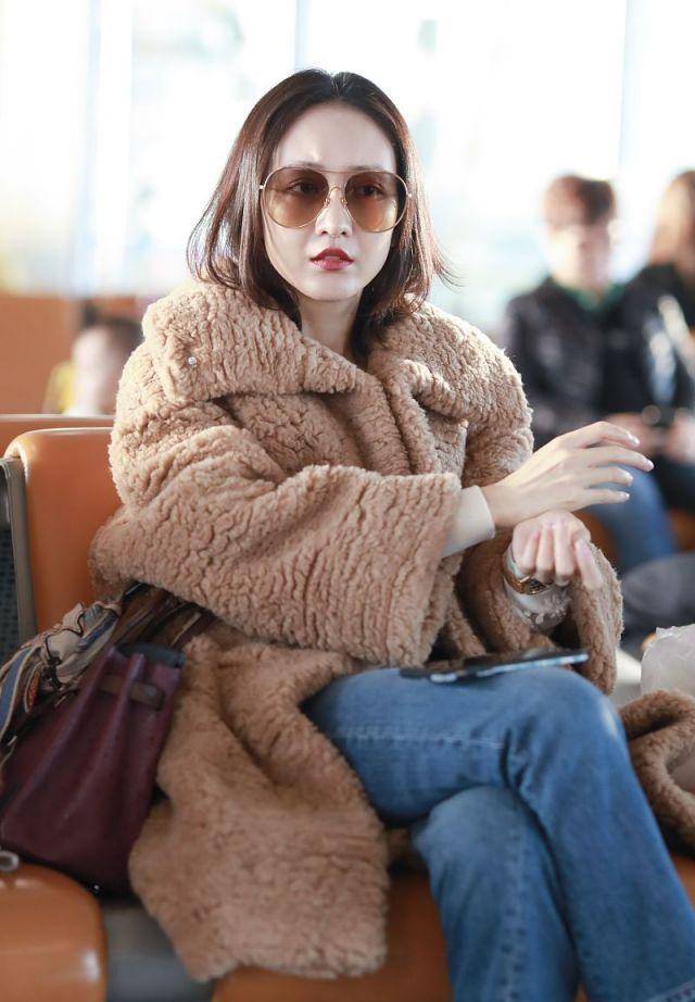 王鸥也太高调了,穿泰迪熊大衣配牛仔裤短靴,配红唇贵妇范十足_穿着