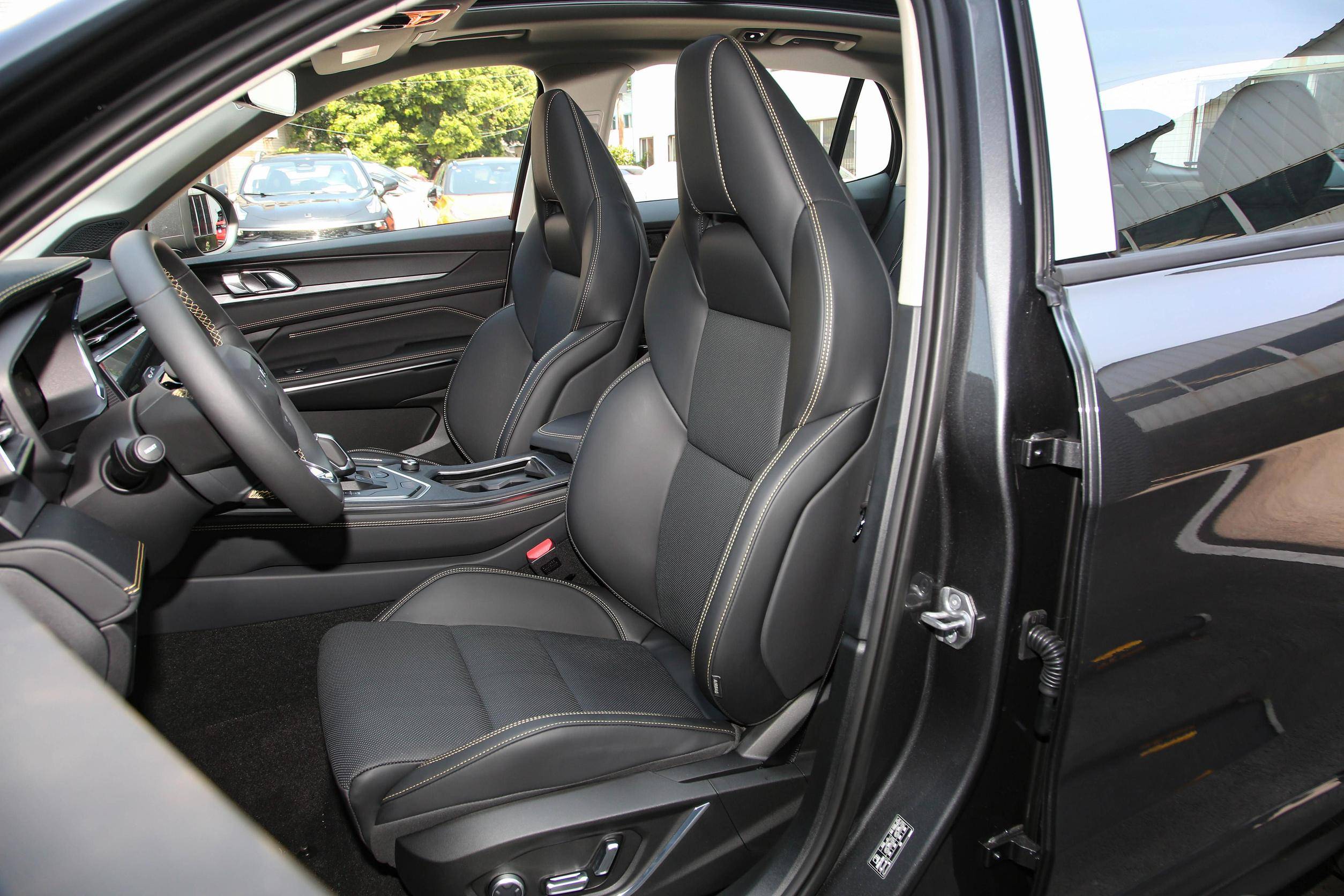 座椅方面,可以看出领克01的座椅采用了一体式运动座椅支撑性和包裹性