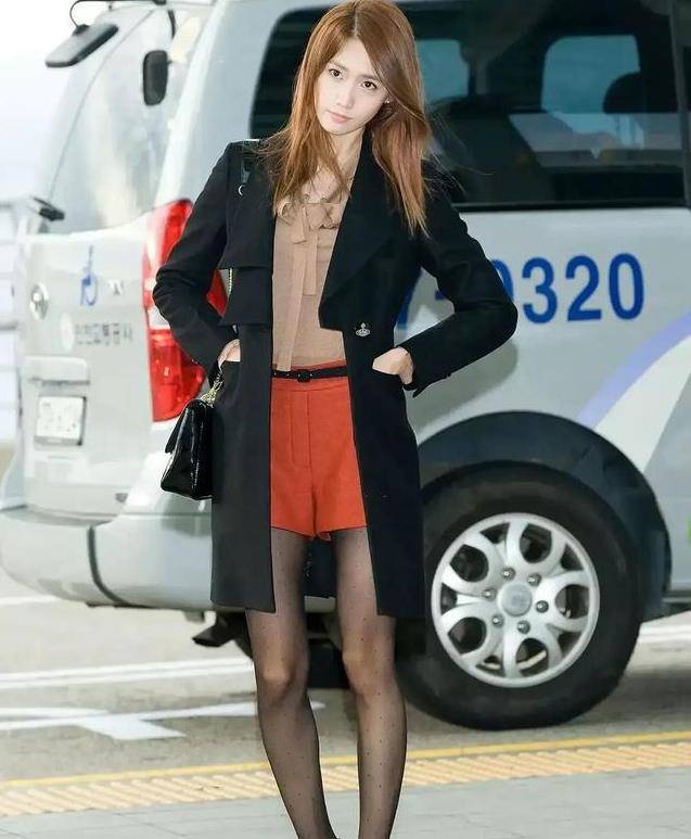 酷酷的女神和林允儿状态最佳,穿着黑色靴子和红色短裤,看起来很棒!