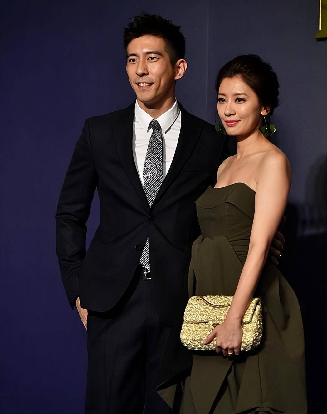 在法官审理过程中庭内几度传出"黄磊"的名字当年黄磊跟贾静雯合作电视