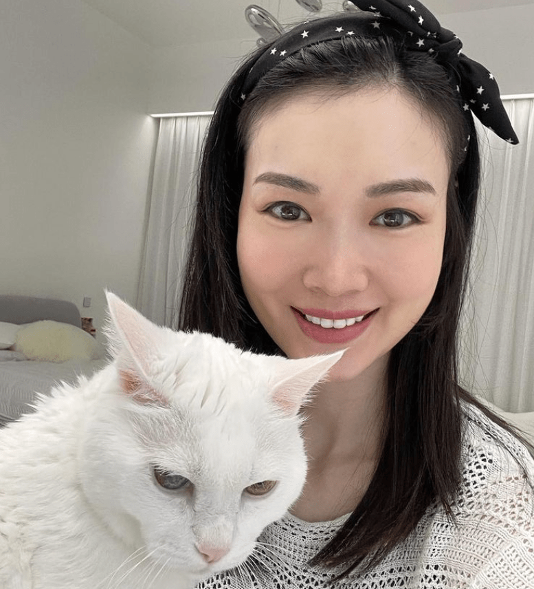 港姐叶翠翠独自逛商场,素颜示人打扮朴素,身家过亿仍买特价商品_娱乐