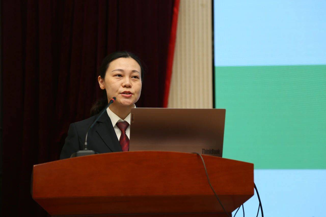 而后,来自河北区检察院的陈萍检察长为同学带来关于校园欺凌行为的