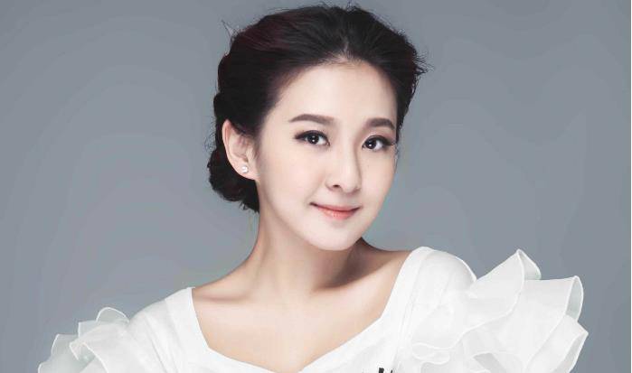 也正是这次合作,甄子丹将她当妹妹宠爱,可谁曾想,多年后戴梦梦却因