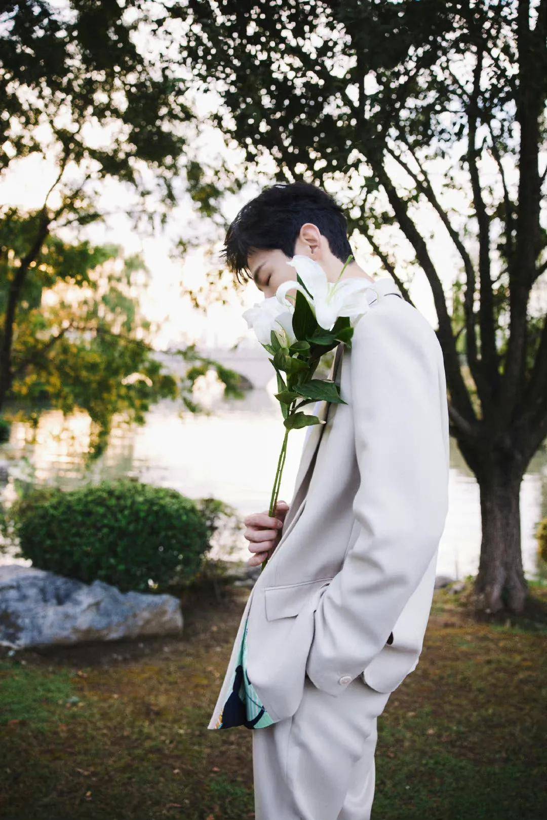 的发带是必须要存在的,可以将潮流感和调皮感直接拉满,一起看看闫桉