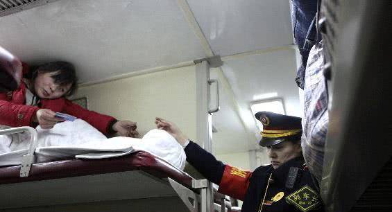 为何乘坐火车卧铺，睡觉时头最好不要对着窗那头？乘务员说出原因(图2)